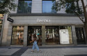 ep una joven pasa delante de una tienda de bershka propiedad de inditex
