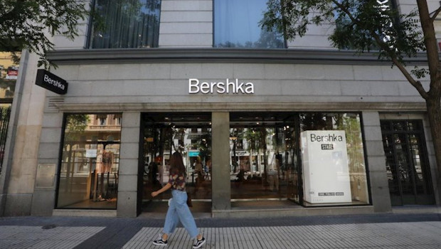 ep una joven pasa delante de una tienda de bershka propiedad de inditex