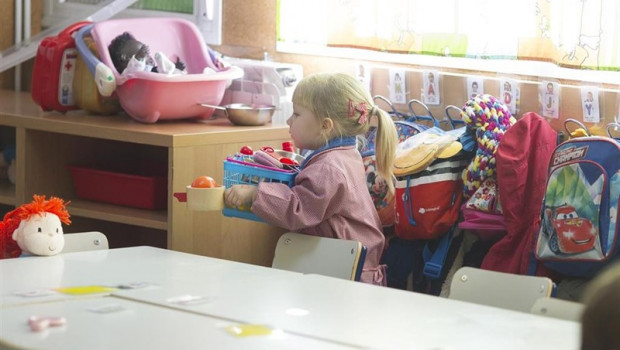 ep una nina juega en un colegio madrileno
