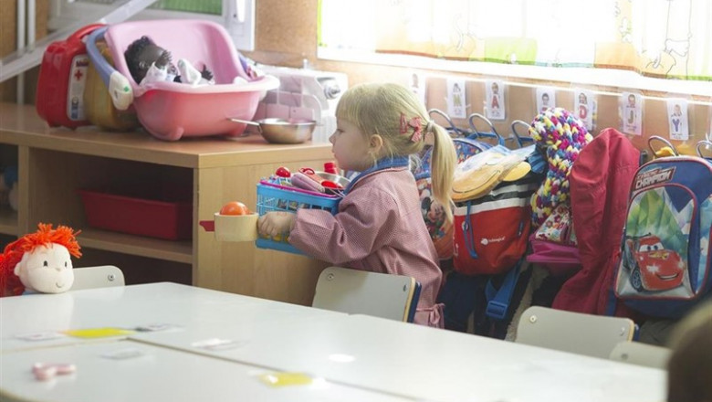 Una niña juega en un colegio madrileño. | EUROPA PRESS - Archivo ep una nina juega en un colegio madrileno