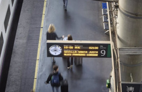 ep varias personas en un anden del tren de cercanias en la estacion de almudena grandes atocha
