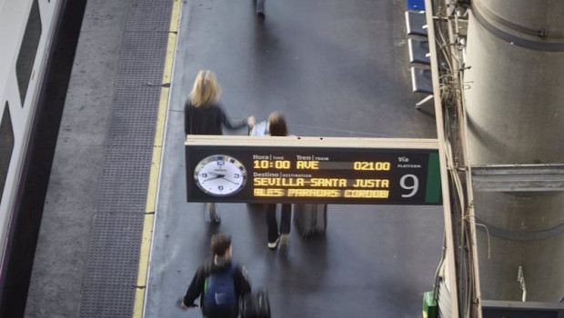ep varias personas en un anden del tren de cercanias en la estacion de almudena grandes atocha
