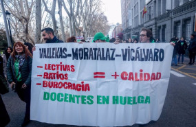 ep varias personas sostienen un cartel durante una manifestacion por la educacion publica a finales