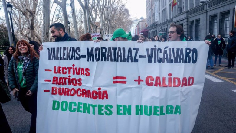 ep varias personas sostienen un cartel durante una manifestacion por la educacion publica a finales ep varias personas sostienen un cartel durante una manifestacion por la educacion publica a finales