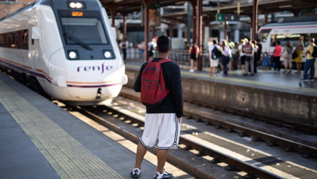 ep viajeros en la estacion de cercanias de chamartin