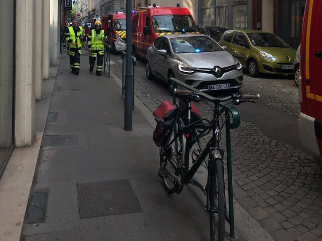 Una explosión en una calle peatonal de Lyon deja al menos ocho heridos